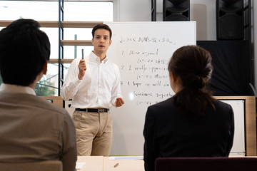 語学学校に通う男性と女性