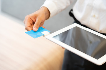 キャッシュレス決済をする女性