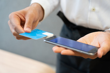 キャッシュレス決済をする女性