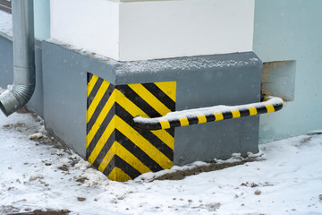 Protective structure at the corner of the building