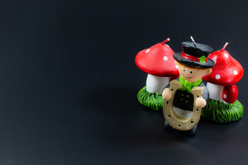 Viel Glück Glücksbringer auf schwarzem Hintergrund, Schornsteinfeger