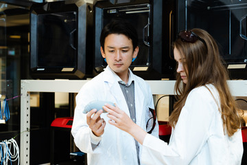研究室で作業をする研究者