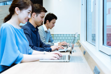 パソコンに向かう男性と女性