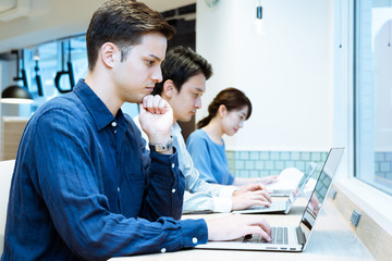 パソコンに向かう男性と女性