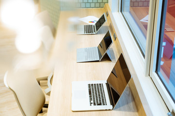 机に置かれたノートパソコン