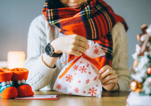 クリスマスプレゼントを準備する女性