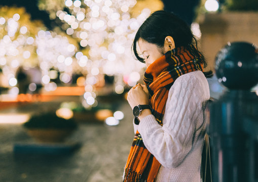 冬に待ち合わせをしている女性