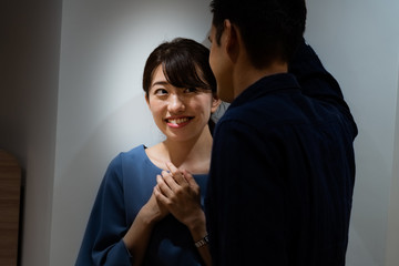 男性に口説かれる女性、壁ドン