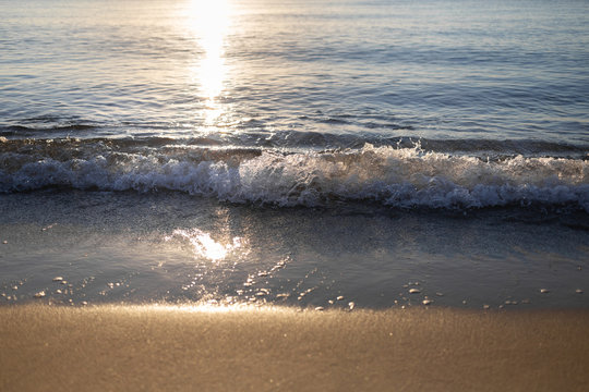 Coucher de soleil dans les vagues de la M&eacute;diterann&eacute;e 