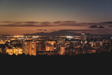 Ciudad iluminada al atardecer.