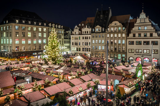 Marktplatz mit Weihnachtsmarkt