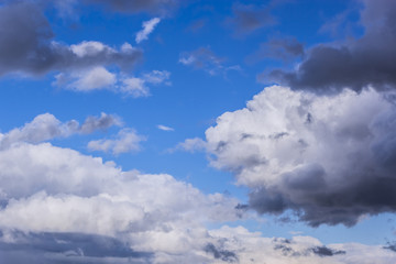 Obraz premium grey stormy clouds on blue sky background