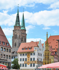 Fototapeta na wymiar Nürnberger Altstadt mit Sebalduskirche, Schöner Brunnen