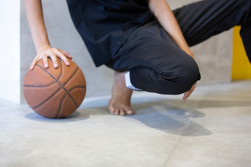 Naklejka premium girl in a black suit holding a basketball