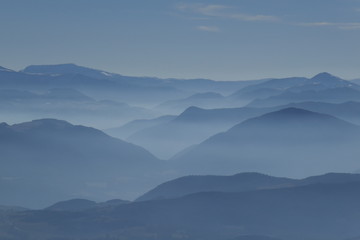Obraz na płótnie Canvas vallées brumeuses