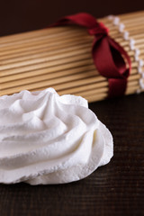 Composition with meringue and cookies