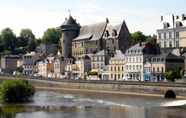 Ville de Laval, le château vieux (donjon du XIIe siècle) surplombe la ville et la Mayenne, département de la Mayenne, France