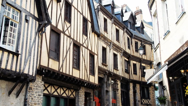 Ville de Laval, maisons &agrave; colombages du centre historique de la ville, d&eacute;partement de la Mayenne, France