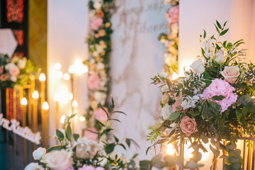 Fototapeta na wymiar wedding decoration with flowers confetti and candles