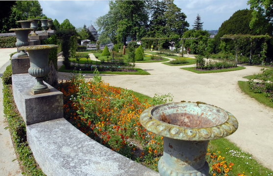 Ville de Laval, jardins de la Perrine, muret, fleurs et amphore, d&eacute;partement de la Mayenne, France