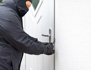 Einbrecher will mit einer Brechstange eine Haustür aufhebeln