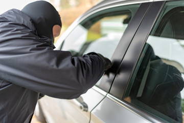 Autodiebstahl, Einbrecher am Fahrzeug