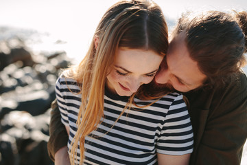 Obraz premium Couple enjoying each other's company on beach
