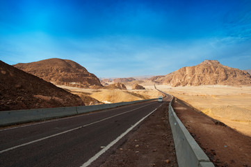 Straße durch die Sinai Wüste Ägypten