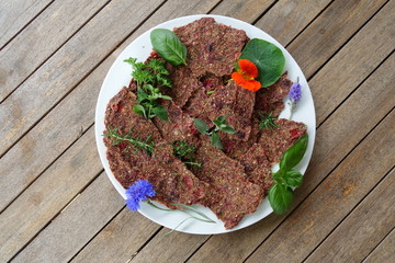 Tomaten Rote Beete Rohkostbrot mit Kräutern und Blüten