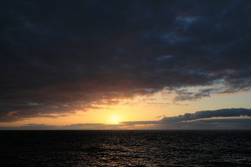 Fototapeta na wymiar Sonnenaufgang im Meer