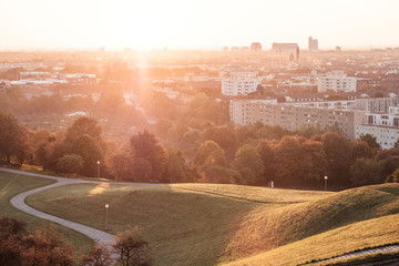 München vom Olympiaberg bei Sonnenaufgang, Bayern, Deutschland.
