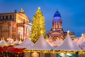 Weihnachtsmarkt auf dem Gendarmenmarkt, Berlin, Deutschland