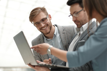 Obraz premium close up. employees discussing working issues