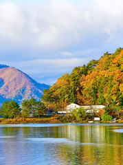 Fototapeta premium Widok na jezioro Kawaguchi jesienią w Japonii.