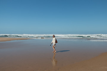 Junge Frau an einem Strand von Südafrika bei Knysna