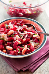 Salad with beetroot, kidney beans and pickles