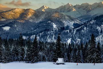 samotny dom w górach podczas srogiej i śnieżnej zimy