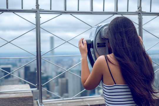 Chica joven mirando desde el Empire State en Manhattan - Nueva York - USA