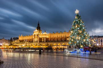 Fototapeta Krakow, Poland, Main Market square and Cloth Hall in the winter season, during Christmas fairs decorated with Christmas tree. obraz