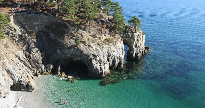 Plage de l'&icirc;le Vierge &agrave; Saint-Hernot sur la Presqu'&icirc;le de Crozon (Finist&egrave;re, France)