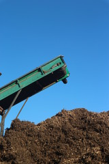 Obraz premium Belt conveyor with biomass underneath at the end of a process line for green waste