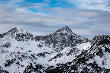 Fototapeta na wymiar Beautiful snowy mountain peaks in the alps 