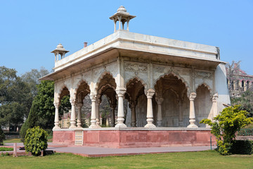Obraz premium The delicate Sawan Pavilion, built in flawless white marble in Red Fort complex, intended as an earthly imitation of paradise in Delhi, India.