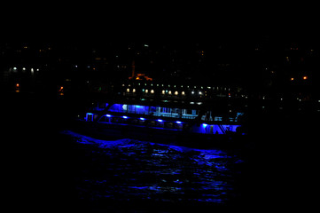Mavi Işıklı Tekne
