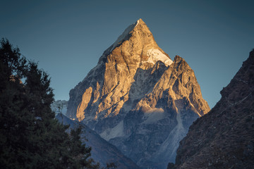 Goldenes Licht auf einem wunderschönen Berggipfel im Himalaya.