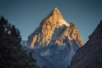 Fotobehang Lhotse Gouden licht op een prachtige Himalaya-bergtop.