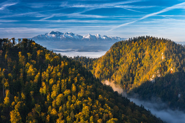 Fototapeta premium Beautiful morning panorama of Dunajec river gorge and Tatra mountains, colorful autumn