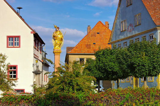 die Stadt Aub mit goldener Madonna in Deutschland -  the town Aub in Germany, the Madonna