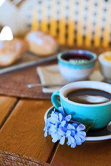 Obraz na płótnie Canvas Kaffeetassen mit Brot und Marmelade