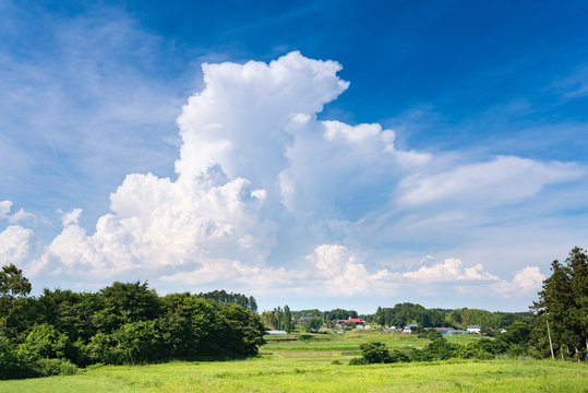 田舎の夏空の入道雲